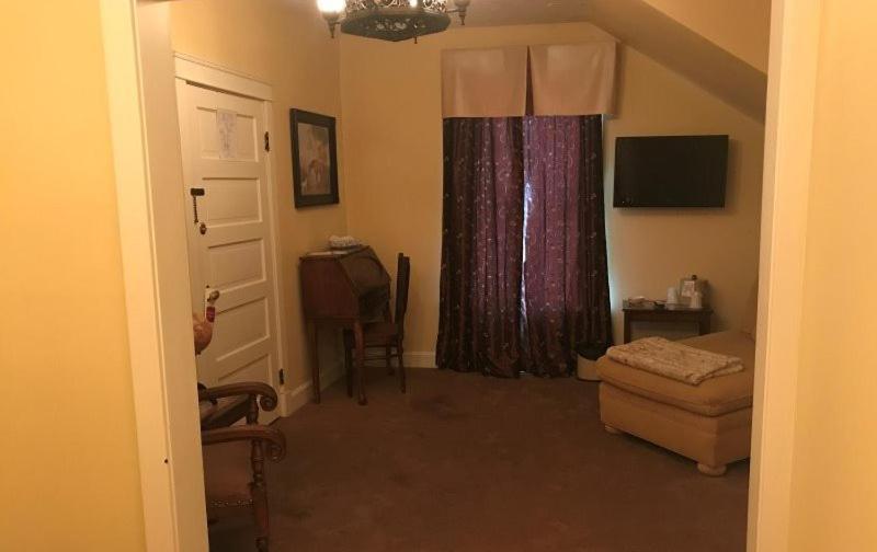 Ye Olde English Inn Hollister Екстер'єр фото